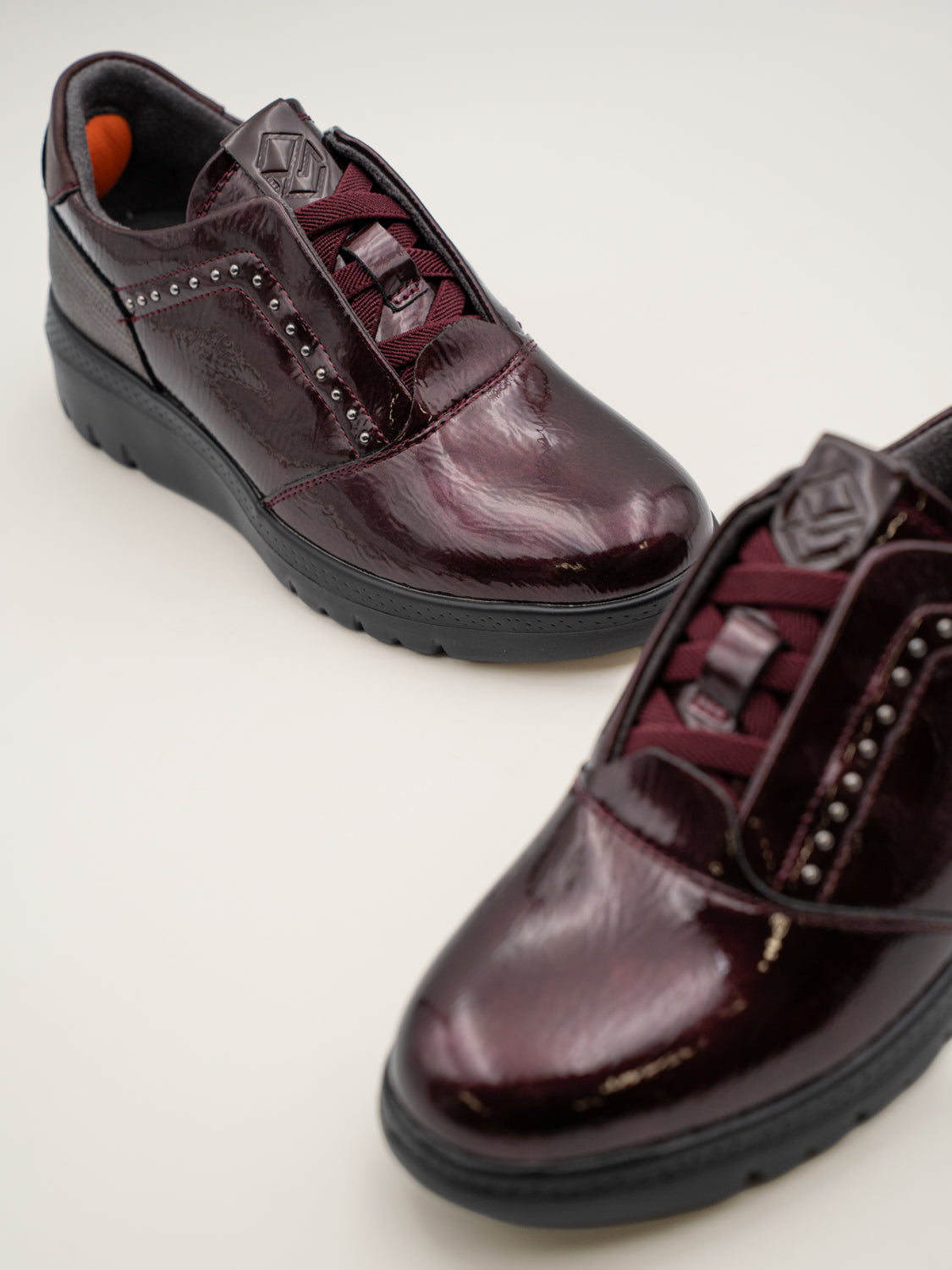 Zapatillas con elástico frontal PLUM en burdeos, de Mysoft (vista 3)